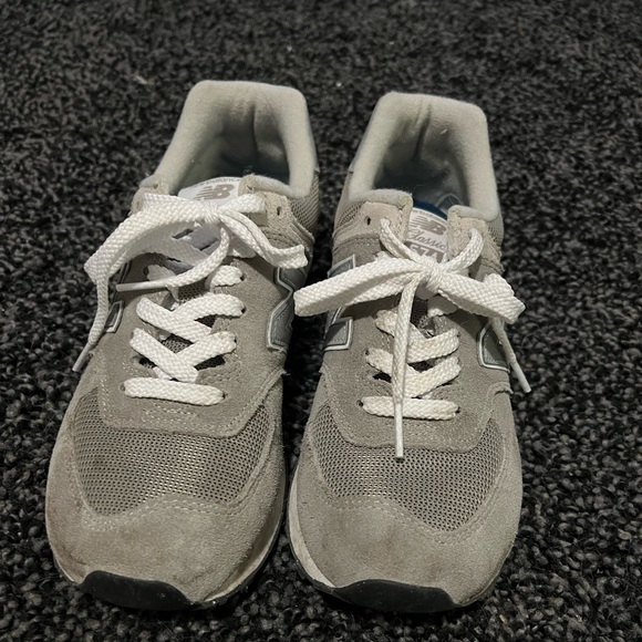 New balance woman's size 8 shoes - Picture 1 of 2